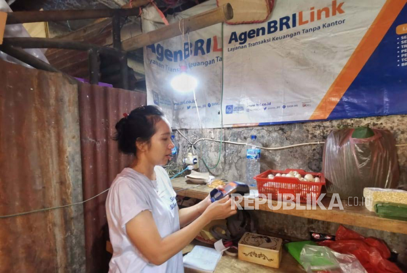 Nuryati selaku pemilik toko buah dan sayuran yang berada di pasar inpres Pasar Minggu, Jakarta Selatan, yang menjadi salah satu Agen BRILink. 