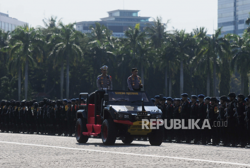 Kapolri Jenderal Pol Listyo Sigit Prabowo (kanan) meninjau pasukan saat Apel Operasi Ketupat 2023 di Lapangan Silang Monas, Jakarta, Senin (17/4/2023). Operasi Ketupat 2023 yang dimulai pada 17 April 2023 hingga 1 Mei 2023 tersebut melibatkan 148.261 personel gabungan dan 2.694 posko mudik disiapkan di seluruh wilayah Indonesia.