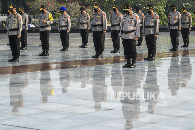 Anggota Polri mengikuti Upacara Ziarah Makam dan Tabur Bunga di Taman Makam Pahlawan Nasional Utama (TMPNU) Kalibata, Jakarta, Senin (29/6/2020). Kegiatan tersebut dilakukan dalam rangka rangkaian peringatan HUT ke-74 Bhayangkara.