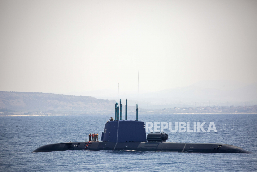  Sebuah kapal selam Angkatan Laut Israel terlihat di dekat ladang gas Leviathan lepas pantai Israel di Laut Mediterania, Rabu, 1 September 2021. Kapal selam Dolphin milik Israel dilaporkan sempat memasuki wilayah perairan Aljazair. 
