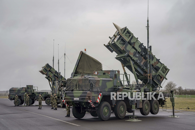 Sistem rudal anti-pesawat Patriot siap tempur pasukan Jerman Skuadron 1 rudal anti-pesawat Bundeswehr berdiri di lapangan terbang bandara militer selama presentasi media di Schwesing, Jerman, Kamis, 17 Maret 2022. 