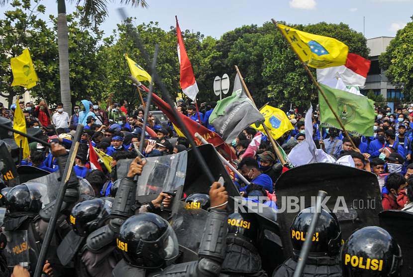 Sejumlah Mahasiswa terlibat bentrokan dengan pihak Kepolisian saat aksi demonstrasi di Kawasan Industri Jababeka, Cikarang, Kabupaten Bekasi, Jawa Barat, Rabu (7/10/2020). Aksi tersebut sebagai bentuk penolakan RUU Cipta Kerja yang telah disahkan oleh DPR RI.