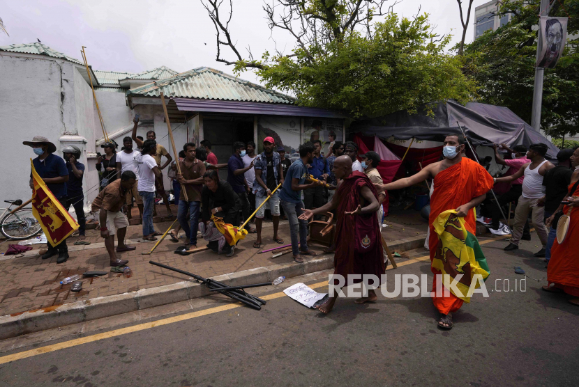  Pendukung pemerintah Sri Lanka merusak tenda pengunjuk rasa anti-pemerintah yang didirikan di luar kediaman perdana menteri di Kolombo, Sri Lanka, Senin, 9 Mei 2022. Ribuan pengunjuk rasa anti-pemerintah menggeruduk kediaman resmi perdana menteri Sri Lanka yang baru saja mengundurkan diri, Mahinda Rajapaksa, Senin (9/5/2022) malam. 