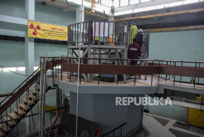 Petugas bersama peneliti berada di area Reaktor Nuklir Triga 2000 di Kantor Badan Riset dan Inovasi Nasional (BRIN) Bandung, Kota Bandung, Jawa Barat, Kamis (3/8/2023). 