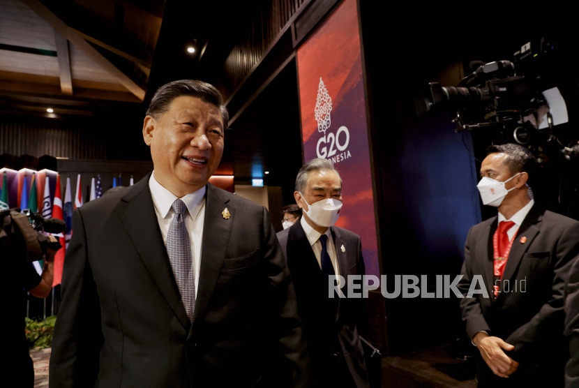 Presiden China Xi Jinping berjalan saat menghadiri sesi di KTT Pemimpin G20, di Nusa Dua, Bali, Indonesia, Rabu 16 November 2022.