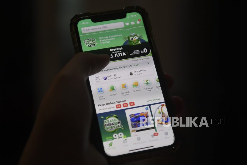 Pengguna Tokopedia bertransaksi melalui gawai. Komunitas Konsumen Indonesia menggugat Tokopedia dan Menkominfo terkait kebocoran data pelanggan. Ilustrasi.