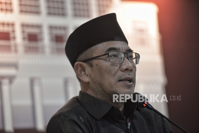 Ketua KPU Hasyim Asyari memberikan keterangan pers terkait persiapan debat Pemilu 2024 di Gedung KPU, Jakarta, Jumat (5/1/2024). 
