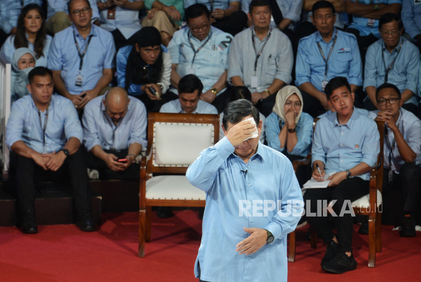 Capres nomor urut 2 Prabowo Subianto menyeka keringat saat debat perdana capres di halaman gedung Komisi Pemilihan Umum (KPU), Jakarta, Selasa (12/12/2023). 