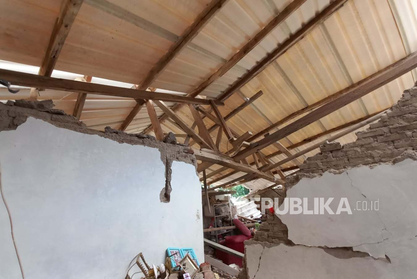 Rumah warga yang mengalami rusak berat akibat gempa di Kabupaten Subang, Senin (1/1/2024).