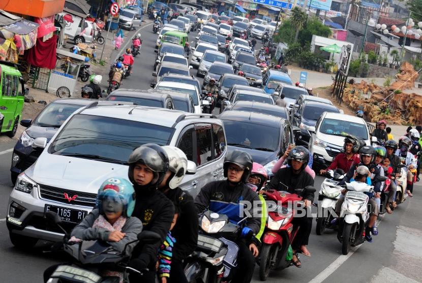Sejumlah kendaraan yang akan menuju puncak terjebak kemacetan di Cisarua, Kabupaten Bogor, Jawa Barat.