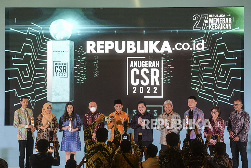 Co-Founder of BSI Naba Aji Nottro University together with VP of CSR & SMEPP Management PT Pertamina (Persero) Fajriyah Usman, VP & CSR & Community Development PT Bank Rakyat Indonesia Dinne Shovia Trensa A, Minister of Cooperatives and SMEs Teten Masduki, Istiqlal Mosque Grand Imam Nazaruddin Umar, Minister of state-owned enterprises Erick Thohir, Independent Commissioner of PT Adaro Energy Tbk Indonesia Budi Bowoleksono, CEO of PT Huawei Tech Investment Jacky Chen, President Director of PT Republika Media Mandiri Mira Djarot and Editor-in-Chief of Republika Irfan Junaidi (kirk to the right) take a photo during the event CSR Award 2022 in Jakarta, Tuesday (27/9/2022). Republika held the award of CSR Republika 2022 in the framework of the 27th Anniversary of Republika.co.id, as a form of appreciation of various business worlds for its actions that have a good impact for the wider community. Republika/Putra M. Akbar