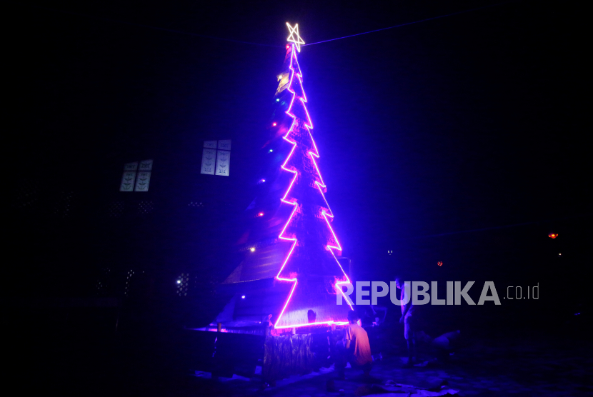 Sebuah sepeda yang dikayuh oleh orang yang lewat menyalakan instalasi lampu berbentuk pohon Natal di Budapest.