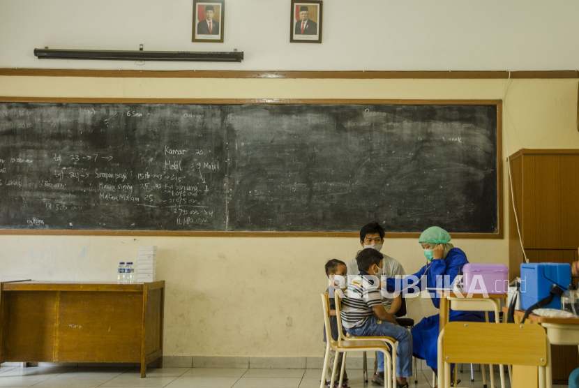 [Ilustrasi Ruang kelas di sebuah sekolah di Bandung, Jawa Barat] Dinas Pendidikan (Disdik) Kota Bandung akan mengkaji kebijakan Kementerian Pendidikan dan Kebudayaan (Kemendikbud) yang memperbolehkan belajar tatap muka Januari 2021.