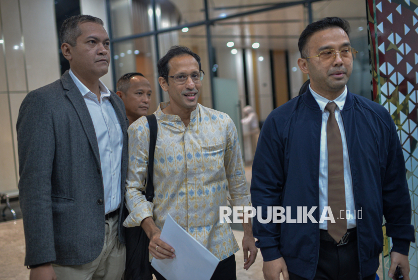Mantan Menteri Pendidikan, Kebudayaan, Riset, dan Teknologi (Mendikbudristek) Nadiem Makarim (tengah) didampingi pengacaranya berjalan usai menjalani pemeriksaan di Gedung Jaksa Agung Muda Tindak Pidana Khusus (Jampidsus), Kejaksaan Agung RI, Jakarta, Senin (23/6/2025). Nadiem Makarim  diperiksa sekitar 12 jam oleh penyidik Kejaksaan Agung untuk dimintai keterangannya sebagai saksi dalam kasus dugaan tindak pidana korupsi pengadaan laptop chromebook di Kemendikbudristek pada tahun 2019-2022. Nadiem Makarim keluar dari gedung Bundar Jampidsus sekitar pukul 21.00 WIB ditemani pengacara usai menjalani pemeriksaan. Dalam kesempatannya, Nadiem memberikan keterangan kepada awak media bahwa dia akan bersikap kooperatif dalam proses pengusutan kasus tersebut.