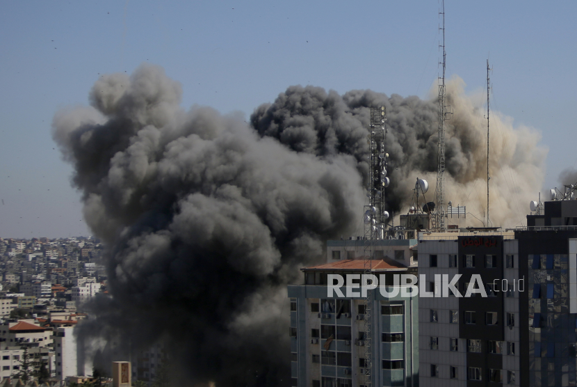 Pemandangan gedung 11 lantai yang menampung kantor AP dan media lainnya di Kota Gaza terlihat beberapa saat setelah pesawat tempur Israel menghancurkannya, Sabtu, 15 Mei 2021.