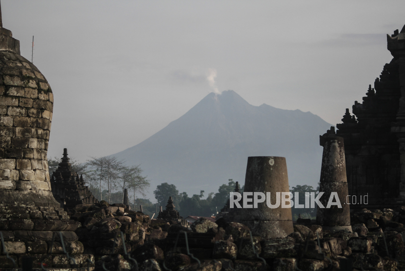 Asap solfatara keluar dari puncak Gunung Merapi usai erupsi terlihat dari Candi Pralosan, Prambanan, Klaten, Jawa Tengah, Sabtu (28/3/2020). Gunung merapi erupsi pada tanggal (27/2/2020) pukul 10:56 WIB tinggi kolom 5
