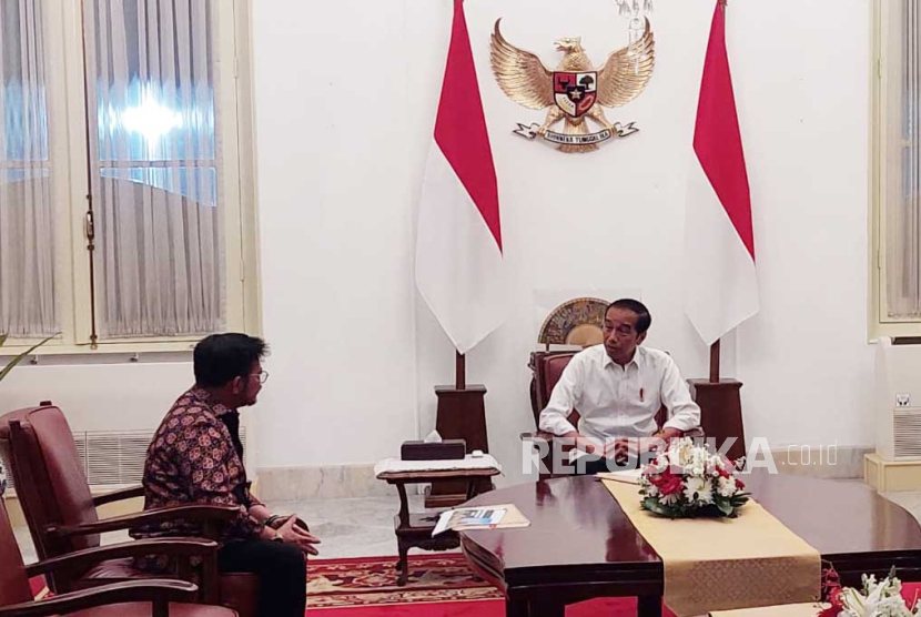 Presiden Joko Widodo (kanan) menerima mantan Menteri Pertanian Syahrul Yasin Limpo di Istana Merdeka, Jakarta, Ahad (8/10/2023). Presiden Jokowi menerima Syahrul Yasin Limpo setelah pengunduran dirinya sebagai Menteri Pertanian.