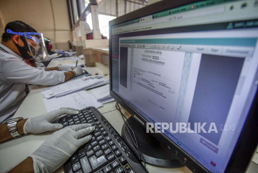 Petugas memproses data untuk pencetakan akta kelahiran di kantor Disdukcapil Kabupaten Bogor, Jawa Barat, Rabu (1/7/2020).