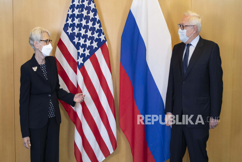 Wakil Menteri Luar Negeri Rusia Sergey Ryabkov mengatakan, negaranya akan melanjutkan pembicaraan tentang masalah dalam hubungan bilateral dengan duta besar (dubes) baru Amerika Serikat (AS) 