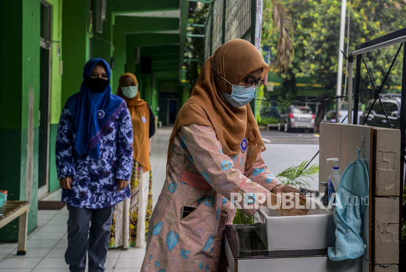 Sejumlah orang tua murid mencuci tangan saat mengikuti simulasi sekolah hybrid (ilustrasi). Dua orang tua di Tasikmalaya ragu karena kasus Covid-19 masih terus bertambah