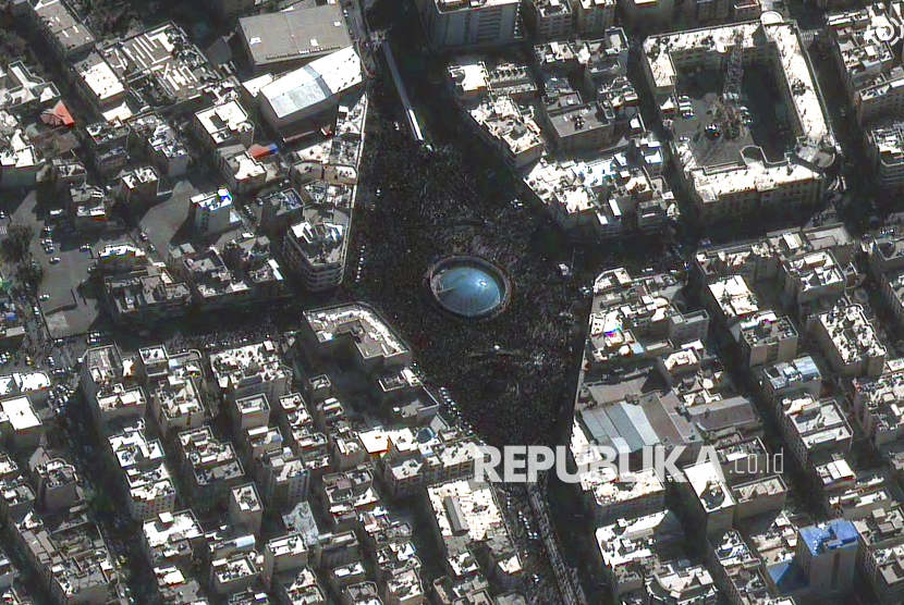 Citra satelit yang dirilis oleh Vantor menunjukkan kerumunan besar pelayat memenuhi Lapangan Enghelab, Teheran, Iran, Ahad (1/3/2026). 