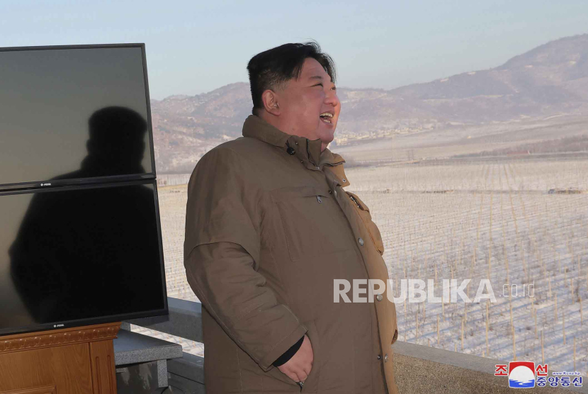 Dalam foto tak bertanggal yang disediakan Senin, (18/12/2023), oleh pemerintah Korea Utara, pemimpin Kim Jong Un menyaksikan uji peluncuran rudal balistik antarbenua dari lokasi rahasia. 