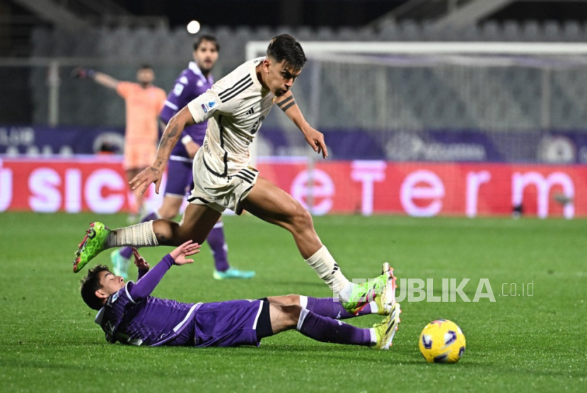 Penyerang AS Roma Paulo Dybala melawan gelandang Fiorentina Maxime Lopez pada pertandingan sepak bola Serie A Italia ACF Fiorentina vs AS Roma di Stadion Artemio Franchi di Florence, Italia, Senin (11/3/2024) dini hari WIB.