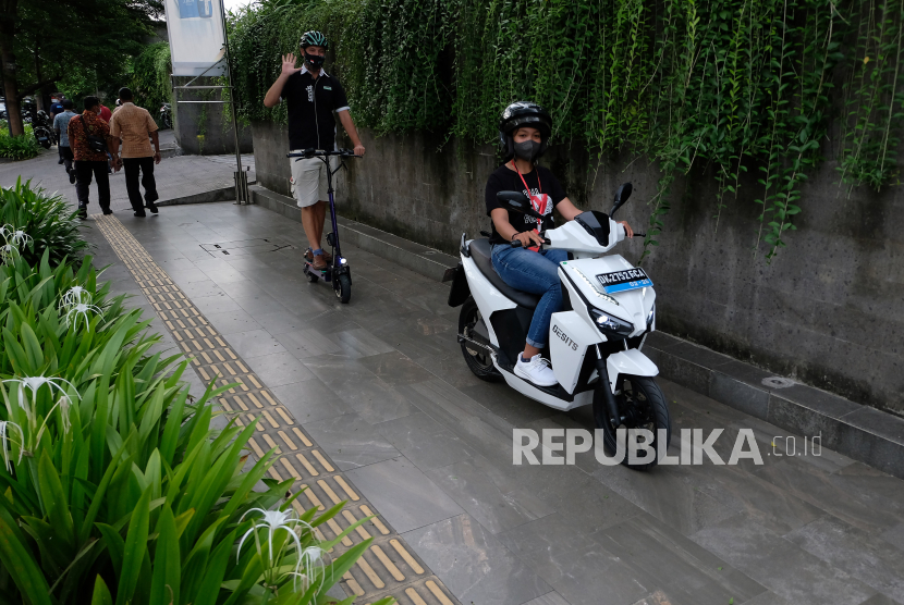 Pengunjung mengendarai kendaraan listrik saat uji coba dalam Bali Electric Vehicle Festival di Denpasar, Bali, Senin (3/1/). Kota Denpasar pada Jumat (7/1) nihil kasus positif dan meninggal harian Covid-19.