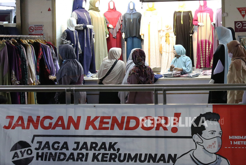 Warga berbelanja di Blok B Pasar Tanah Abang, Jakarta, Selasa (10/5/2022). PPKM level satu di Jakarta berlangsung hingga 6 Juni 2022 dan akan terus dievaluasi oleh pemerintah.
