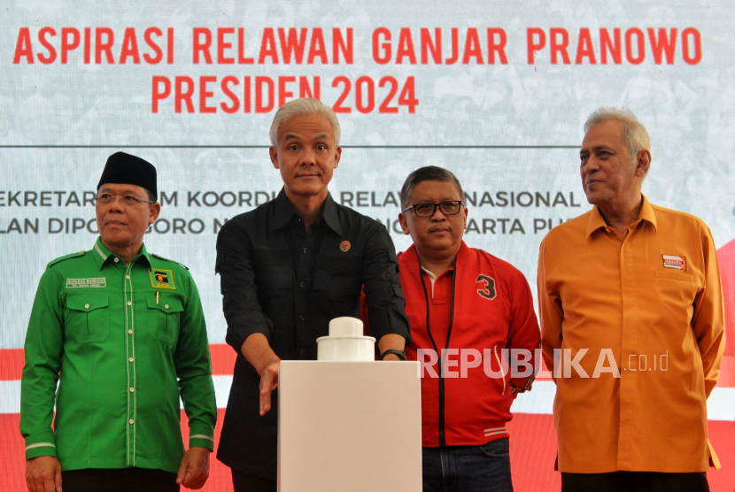 Bakal Calon Presiden PDIP Ganjar Pranowo (kedua kiri) bersama Sekjen PDIP Hasto Kristiyanto (kedua kanan), Plt Ketua Umum PPP Muhammad Mardiono (kiri) dan Sekjen Hanura Kodrat Shah (kanan).