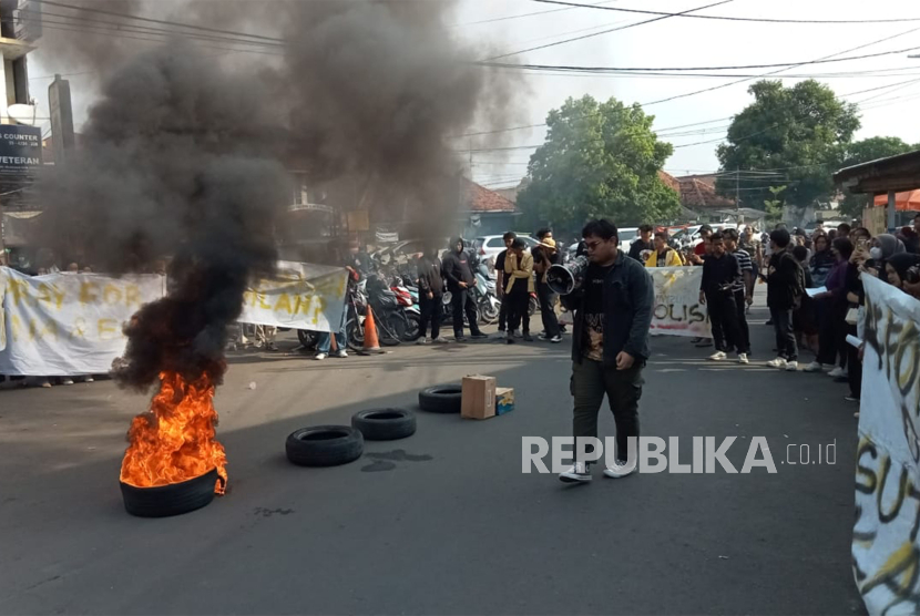 Sejumlah mahasiswa yang tergabung dalam Perhimpunan Mahasiswa Hukum Indonesia Cirebon Raya melakukan aksi unjuk rasa, di depan Mapolres Cirebon Kota,  Jawa Barat, Rabu (12/6/2024). Mereka menuntut penanganan kasus Vina secara tuntas.