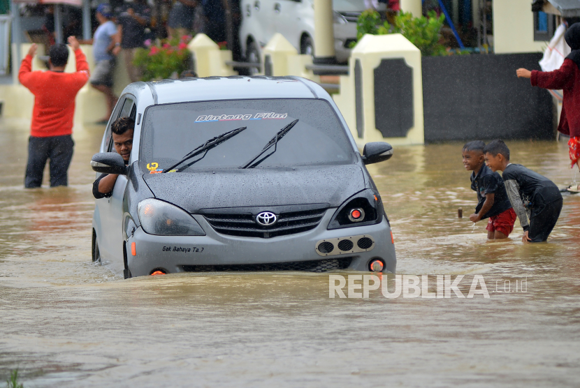 Pengendara melintasi banjir di wilayah Sumatera (ilustrasi). Jalan lintas Sumatra yang menghubungkan Jambi-Padang Sumatra Barat (Sumbar) lumpuh total akibat meluapnya air ke bahu jalan