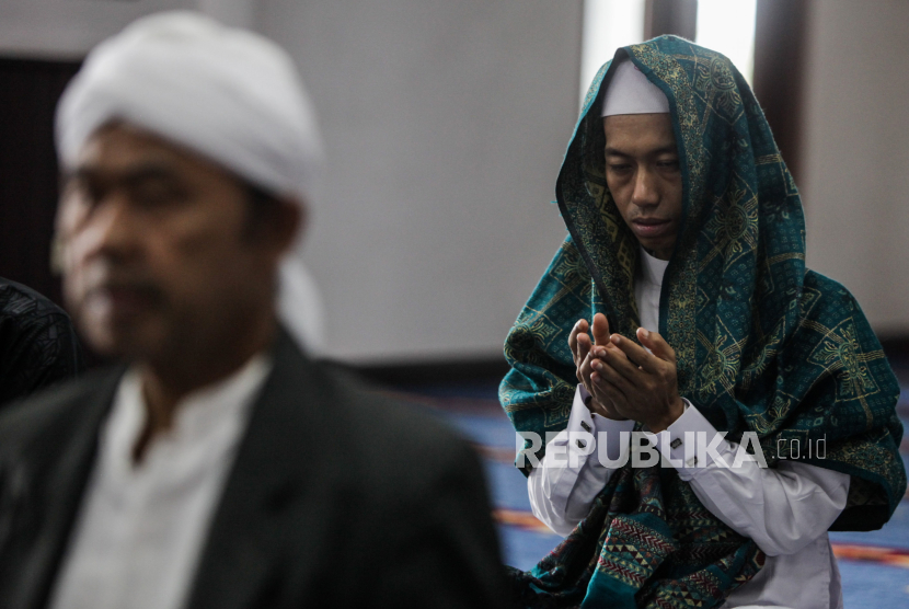 Ilustrasi berdoa. Doa sangat dianjurkan Rasulullah SAW menghadapi pejabat yang zalim