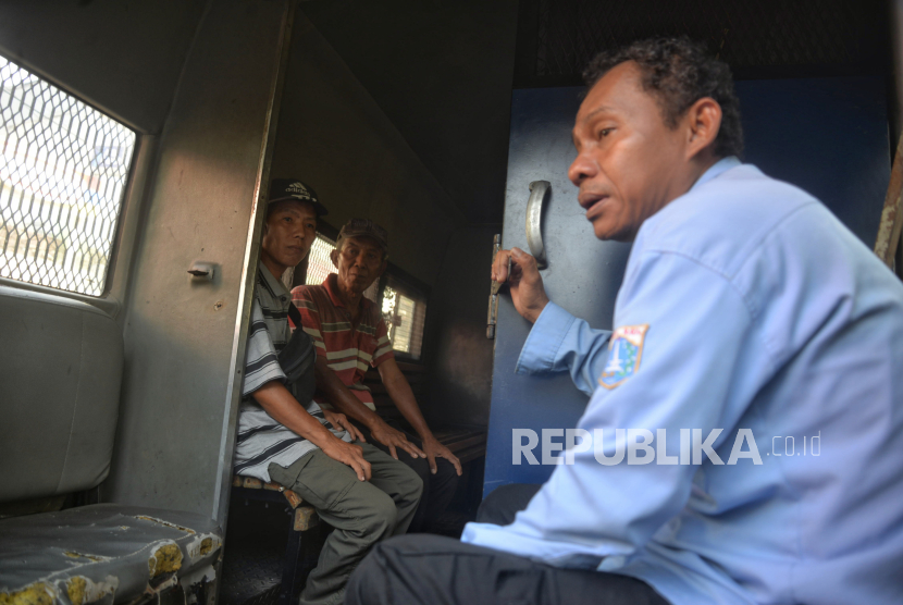 Sejumlah juru parkir liar yang berada di minimarket Kawasan Bungur, Senen, Jakarta dibawa untuk dilakukan pendataan, Rabu (15/5/2024). Petugas gabungan yang terdiri Satpol PP, Dishub, Polisi, dan TNI melakukan penindakan terhadap jukir liar di berbagai wilayah di Jakarta selama 1 bulan ke depan. Tim gabungan akan turun ke daerah-daerah yang dinilai telah meresahkan masyarakat.