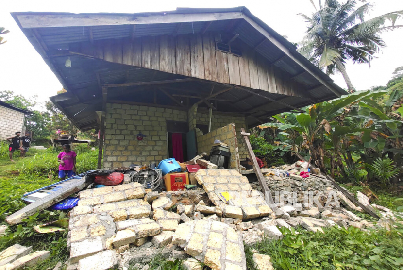  Foto yang dirilis Badan Nasional Penanggulangan Bencana (BNPB) ini menunjukkan rumah yang rusak akibat gempa di Jayapura, Provinsi Papua, (ilustrasi).