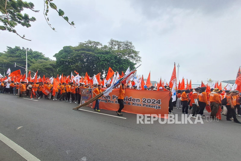 Massa aksi Hari Buruh atau May Day berkumpul di Jalan Medan Merdeka Selatan, Jakarta Pusat, Senin (1/5/2023) pagi. Kapolda Metro Jaya melarang anggotanya membawa senjata api amankan Hari Buruh.