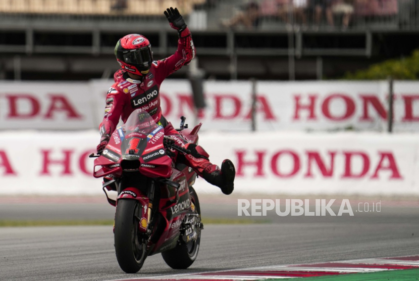 Pembalap tim Ducati Lenovo, Francesco Bagnaia, merebut posisi pole di babak kualifikasi MotoGP Catalunya yang digelar di Sirkuit Barcelona-Catalunya, Spanyol, Sabtu (2/9/2023).