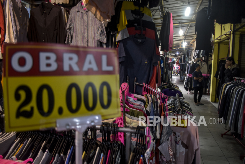 Pedagang menata barang dagangan di salah satu kios di Pasar Cimol Gedebage, Kota Bandung, Jawa Barat, Kamis (8/6/2023). Melemahnya sektor tekstil di Indonesia juga dirasakan oleh pasar global.