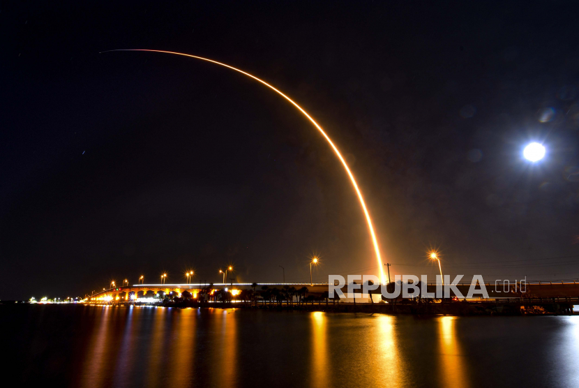 Roket SpaceX Falcon 9 lepas landas dalam misi membawa satelit Starlink. ilustrasi