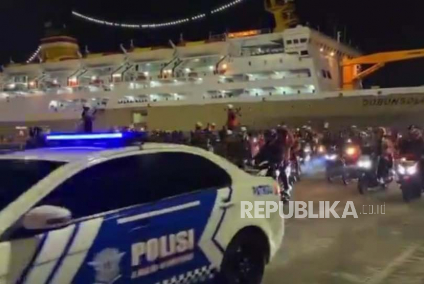 Ratusan pemudik motor dari Pelabuhan Ciwandan, Banten, tiba do Pelabuhan Panjang, Bandar Lampung dikawal polisi, Kamis (20/4/2023).