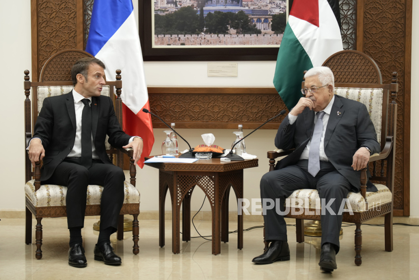 Presiden Prancis Emmanuel Macron, kiri, mendengarkan Presiden Palestina Mahmoud Abbas Selasa, 24 Oktober 2023 di Ramallah, Tepi Barat.