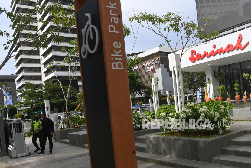 Dua petugas keamanan berjaga saat pembukaan kembali Mal Sarinah di Jakarta, Senin (21/3/2022). Mal pertama di Indonesia tersebut kembali dibuka untuk umum setelah selesai direnovasi sejak 2020.
