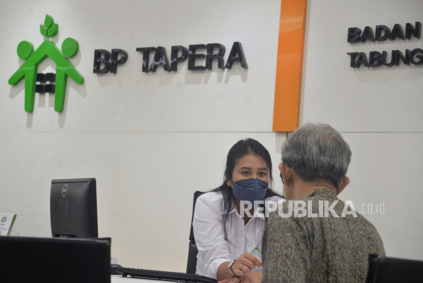 Petugas melayani peserta tabungan perumahan rakyat (Tapera) di Kantor Pelayanan Badan Pengelola (BP) Tapera, Jakarta, Selasa (4/6/2024). 
