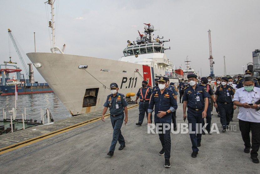 Menteri Perhubungan Budi Karya Sumadi (tengah) saat melakukan kunjungan di Pelabuhan Tanjung Priok, Jakarta, Ahad (10/4/2022). Kunjungan tersebut dilakukan dalam rangka meninjau persiapan angkutan Lebaran tahun 2022. 