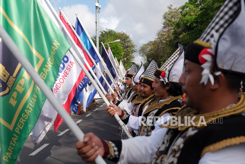 Sejumlah penari membawa bendera partai politik saat Kirab Pemilu Tahun 2024 Kota Denpasar pada car free day atau hari bebas kendaraan bermotor di Denpasar, Bali, Ahad (6/8/2023) (ilustrasi).