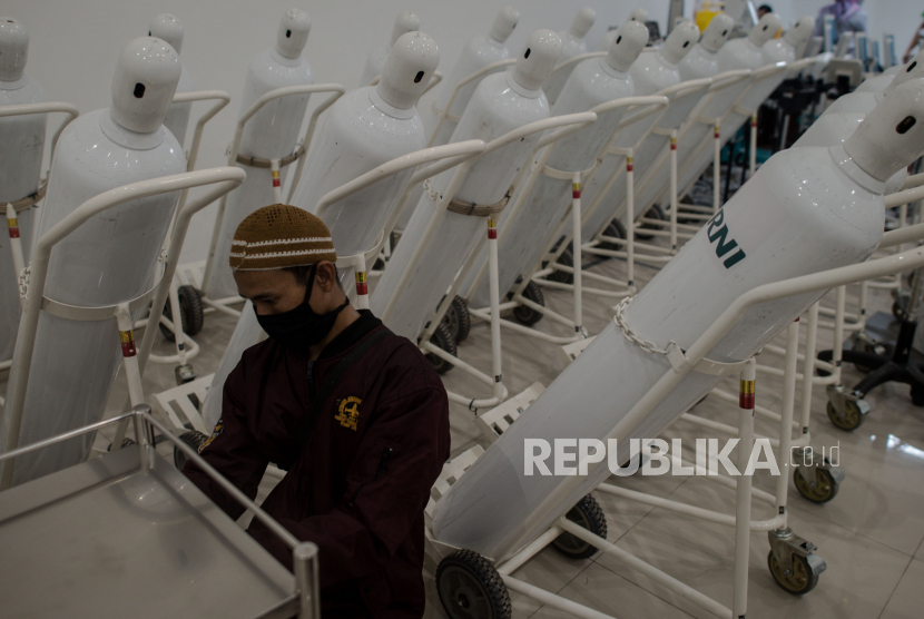 Petugas mempersiapkan alat medis di RS Darurat Covid-19 Kompleks Wisma Atlet di Kemayoran, Jakarta, Ahad (22/3). Pemerintah menyiapkan sebanyak 2.500 kamar tidur di tower enam dan tujuh Wisma Atlet yang akan digunakan sebagai RS Darurat Covid-19 untuk menangani pasien Covid-19.(Thoudy Badai/Republika)