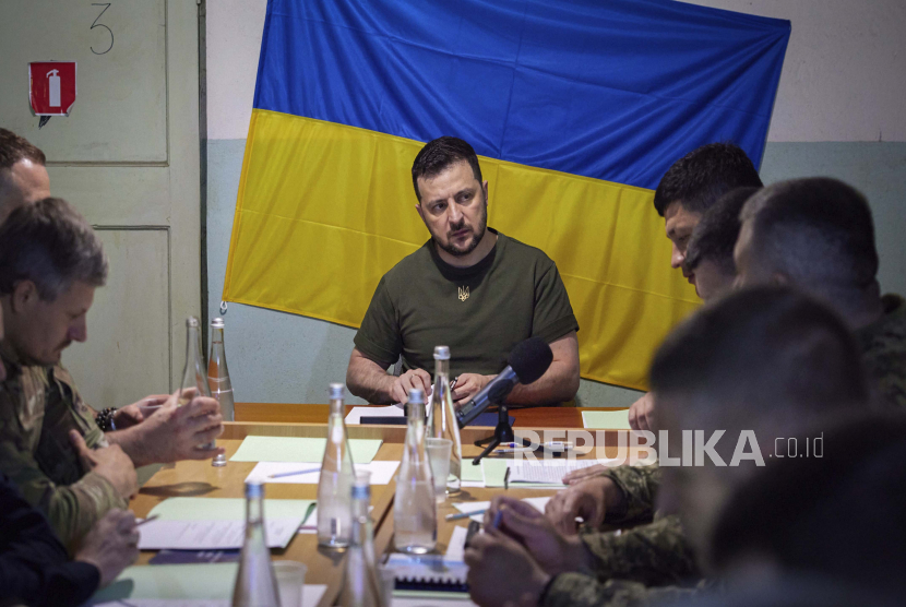 Dalam foto yang disediakan oleh Kantor Pers Kepresidenan Ukraina pada hari Sabtu, 18 Juni 2022, Presiden Ukraina Volodymyr Zelenskyy menghadiri pertemuan dengan pejabat militer saat ia mengunjungi wilayah Mykolaiv yang dilanda perang. Delegasi Kongres AS menjanjikan dukungan berkelanjutan terhadap Ukraina.