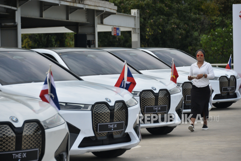 Mobil BMW iX terlihat saat acara serah terima mobil resmi KTT ASEAN di Jakarta, Kamis (13/4/2023). BMW menyerahkan 13 kendaraan listrik premium BMW iX kepada Kemensetneg untuk digunakan oleh presiden maupun perdana menteri negara peserta KTT ASEAN ke-42 di Labuan Bajo, NTT, 9-11 Mei 2023. 