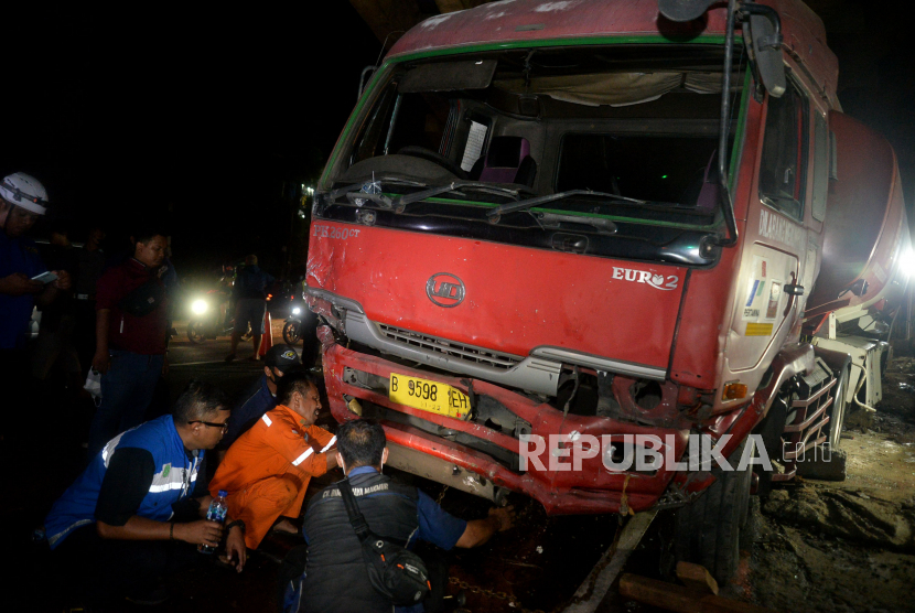 Proses evakuasi truk tangki bahan bakar minyak (BBM) yang menyebabkan kecelakaan dengan dengan sejumlah kendaraan di Jalan Transyogi, Cibubur, Kota Bekasi, Jawa Barat, Senin (18/7/2022). 
