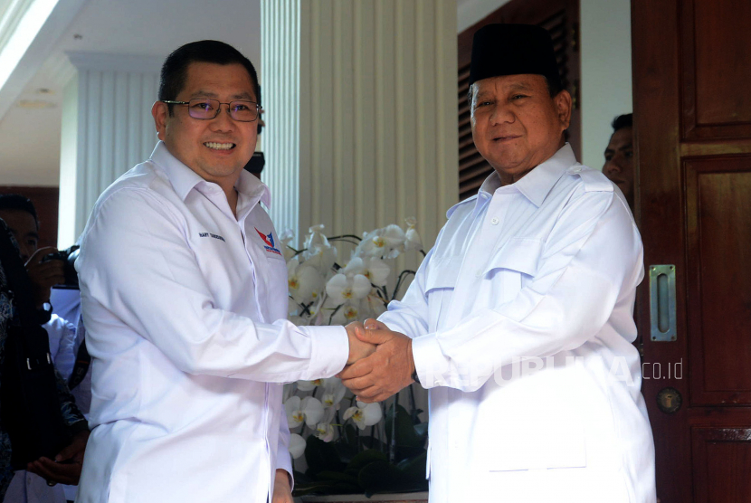 Ketua Umum Partai Gerindra Prabowo Subianto bersama Ketua Umum Partai Perindo Hary Tanoesoedibjo berjabat tangan sebelum melakukan pertemuan  di Jakarta, Rabu (5/4/2023). Pertemuan itu membahas peluang koalisi antara kedua partai menjelang pemilu dan pilpres 2024.
